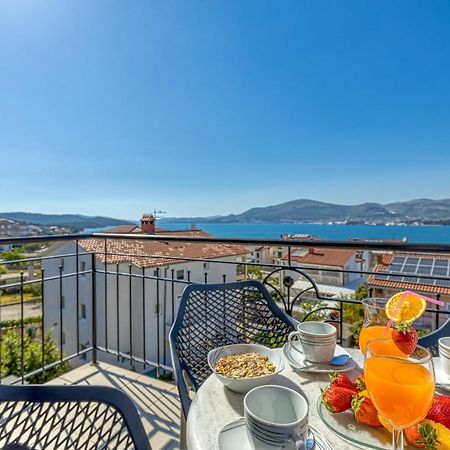 Island Resort Mihaela - Happy Rentals Trogir Dış mekan fotoğraf
