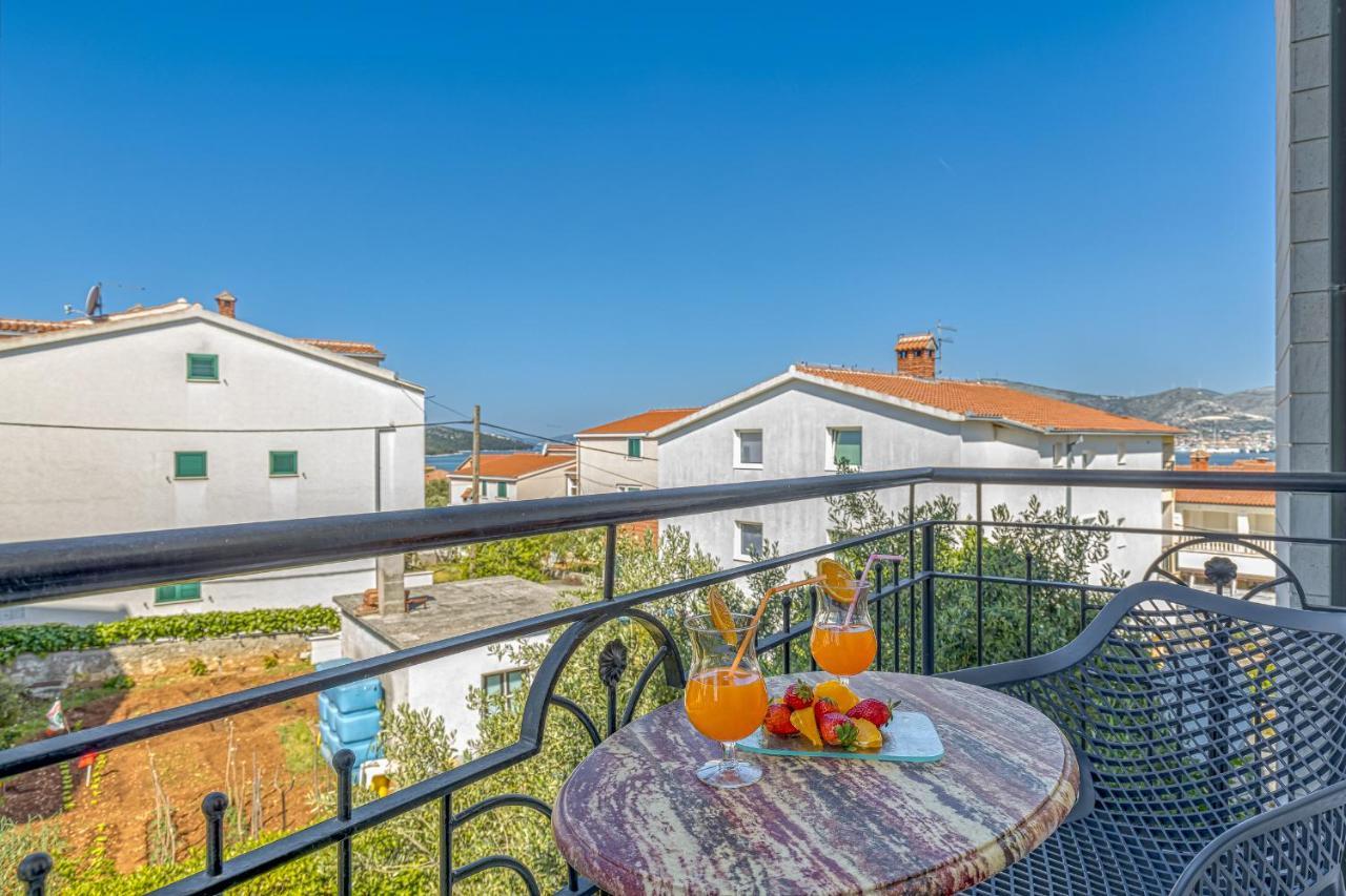 Island Resort Mihaela - Happy Rentals Trogir Dış mekan fotoğraf