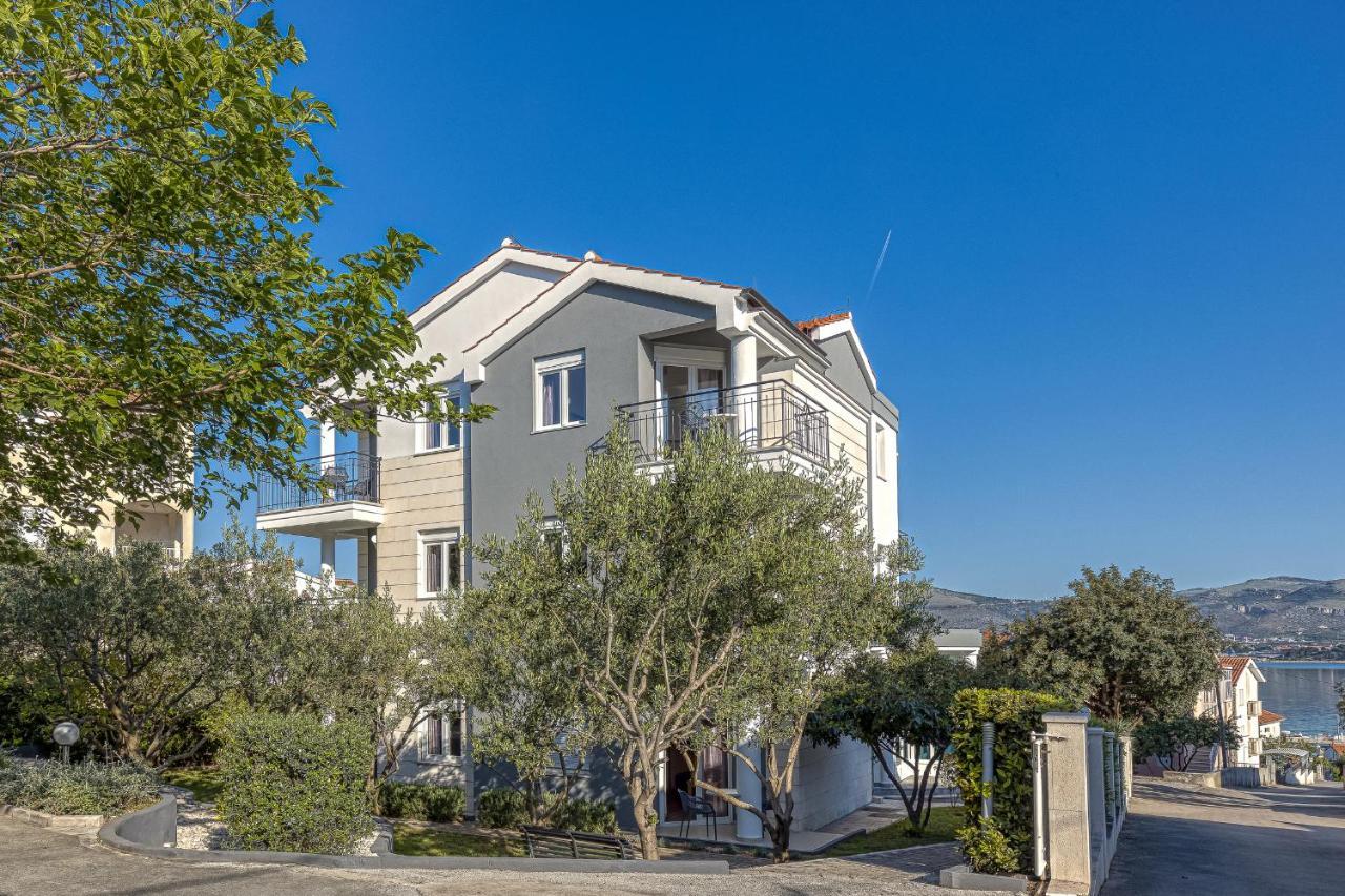 Island Resort Mihaela - Happy Rentals Trogir Dış mekan fotoğraf