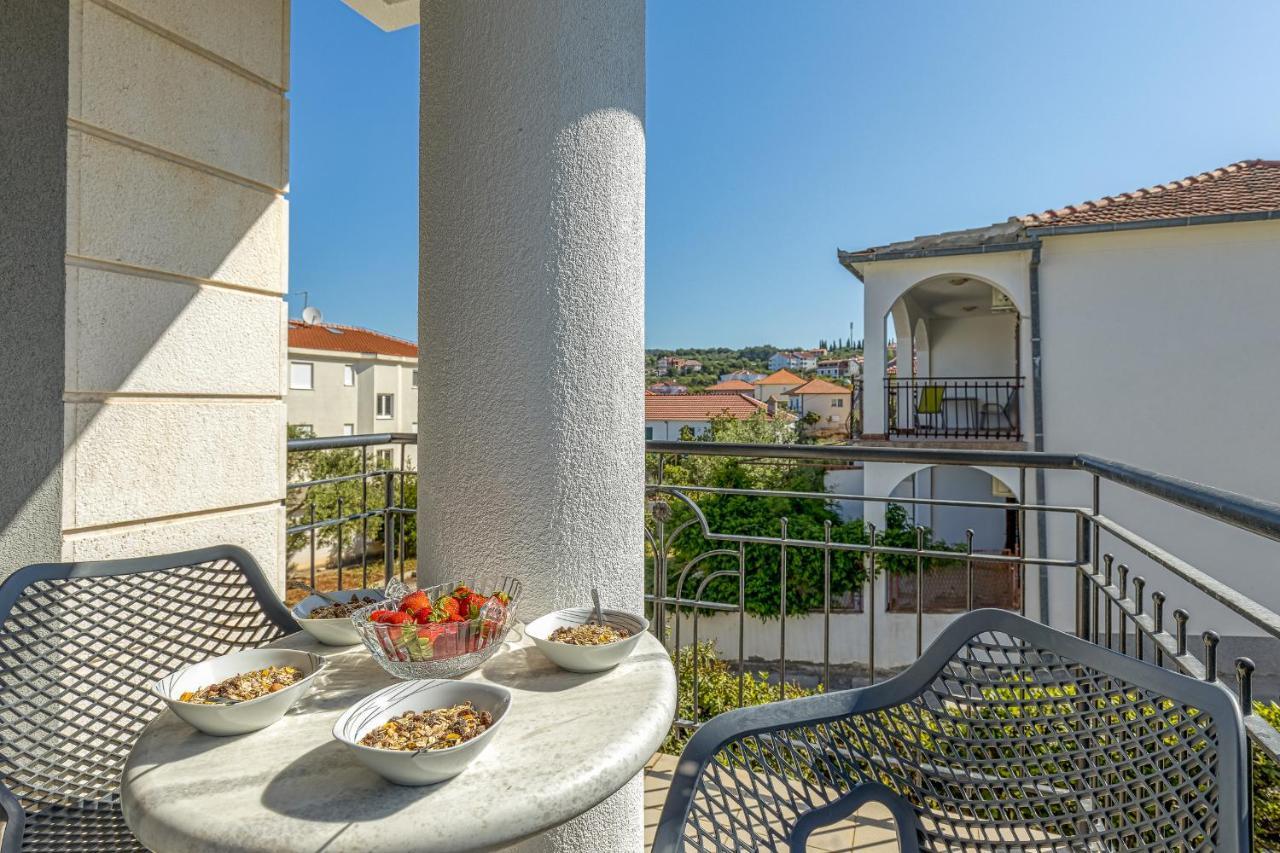 Island Resort Mihaela - Happy Rentals Trogir Dış mekan fotoğraf