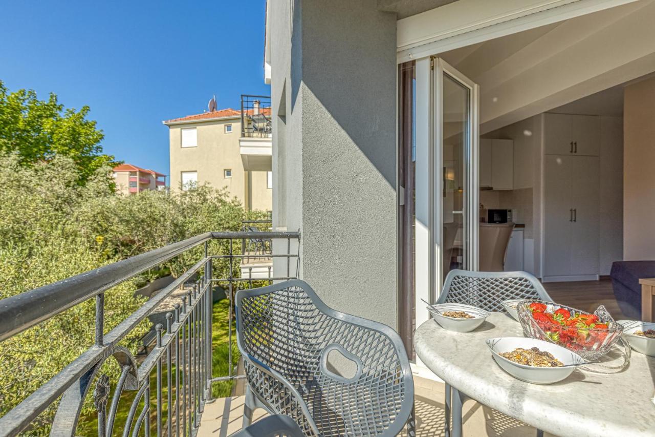 Island Resort Mihaela - Happy Rentals Trogir Dış mekan fotoğraf