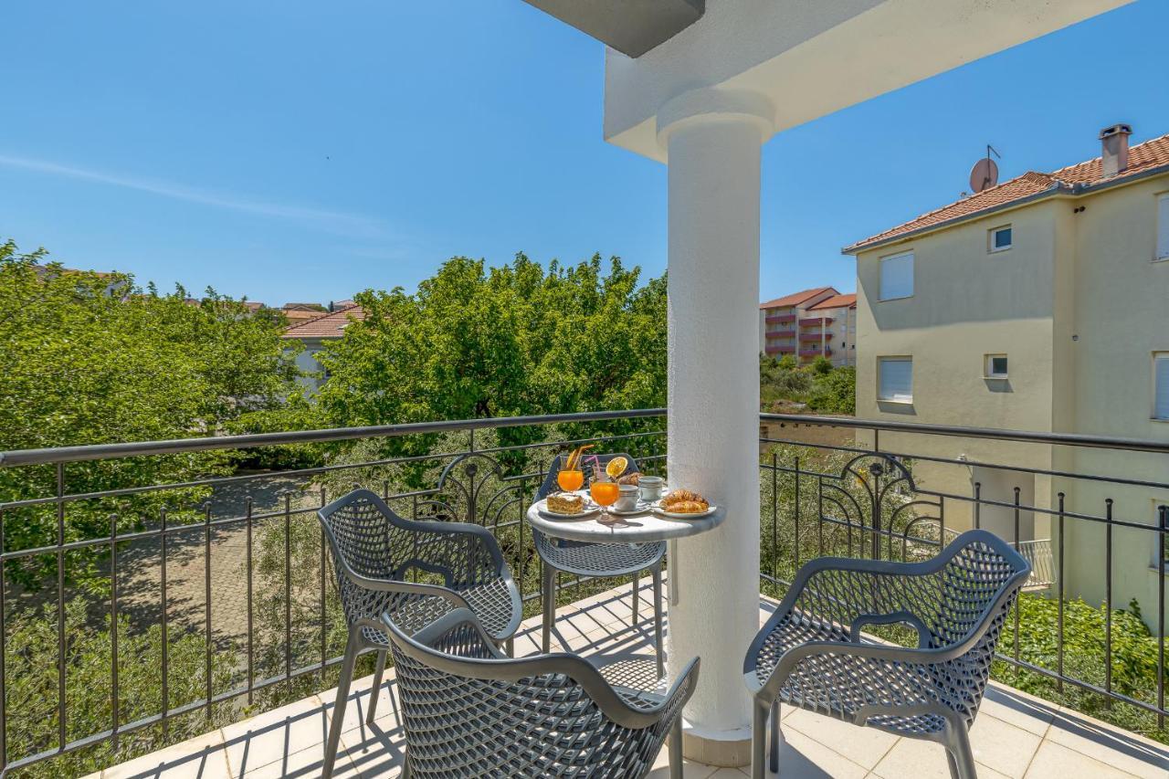 Island Resort Mihaela - Happy Rentals Trogir Dış mekan fotoğraf