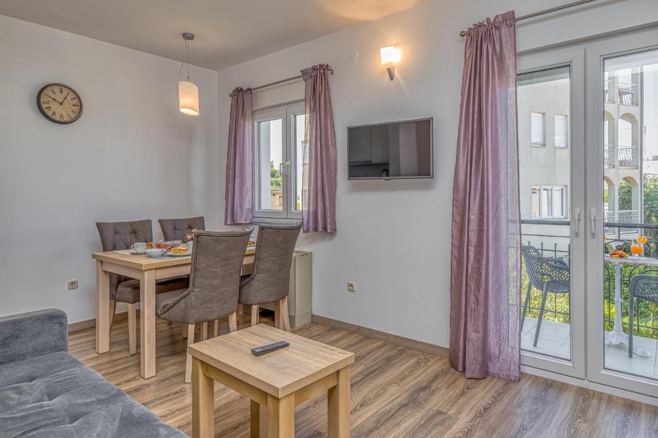 Island Resort Mihaela - Happy Rentals Trogir Dış mekan fotoğraf