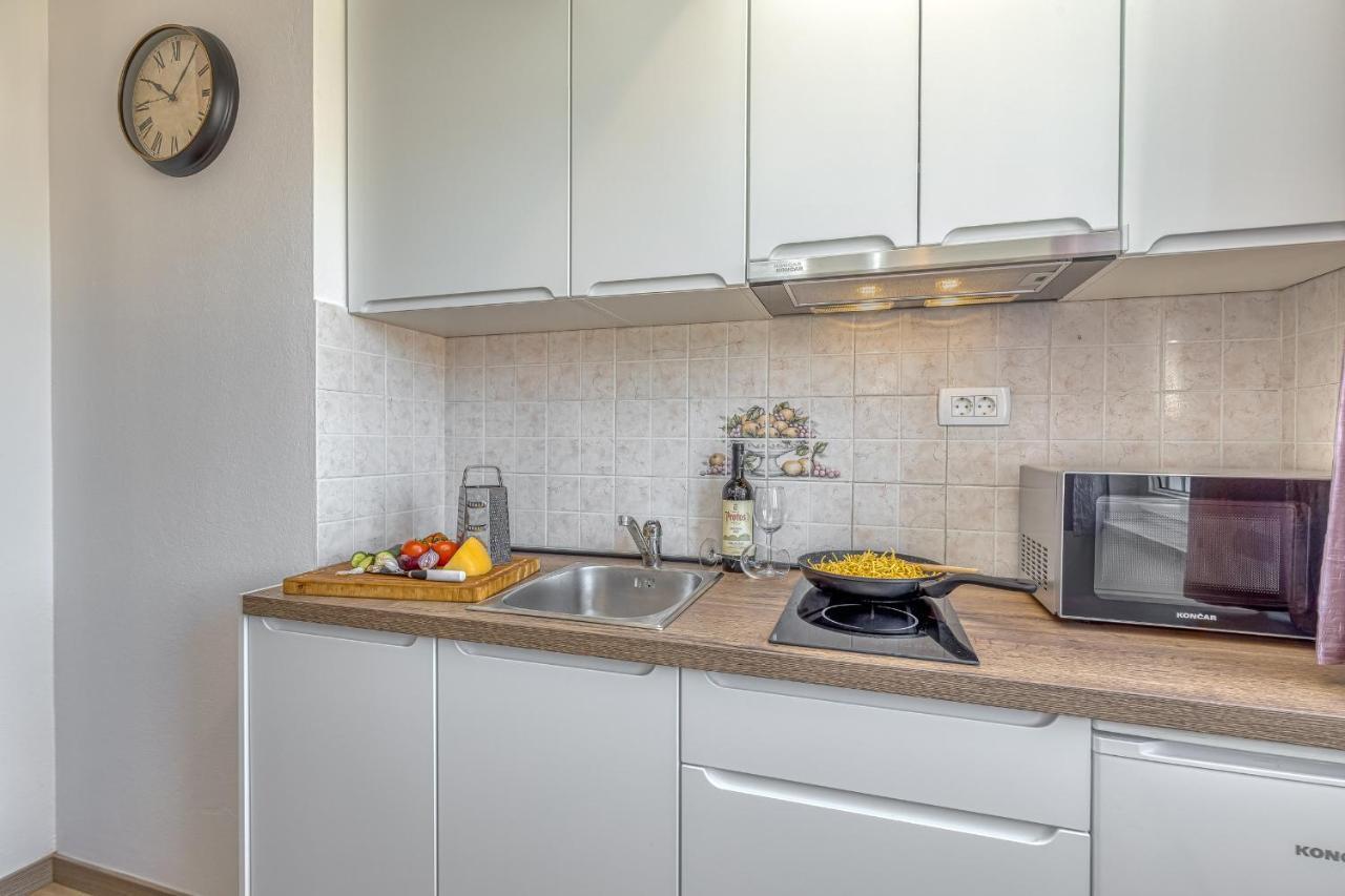 Island Resort Mihaela - Happy Rentals Trogir Dış mekan fotoğraf