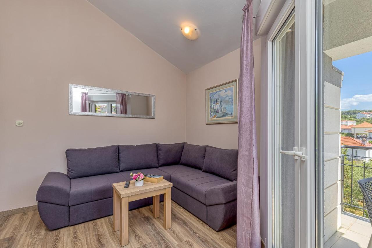 Island Resort Mihaela - Happy Rentals Trogir Dış mekan fotoğraf