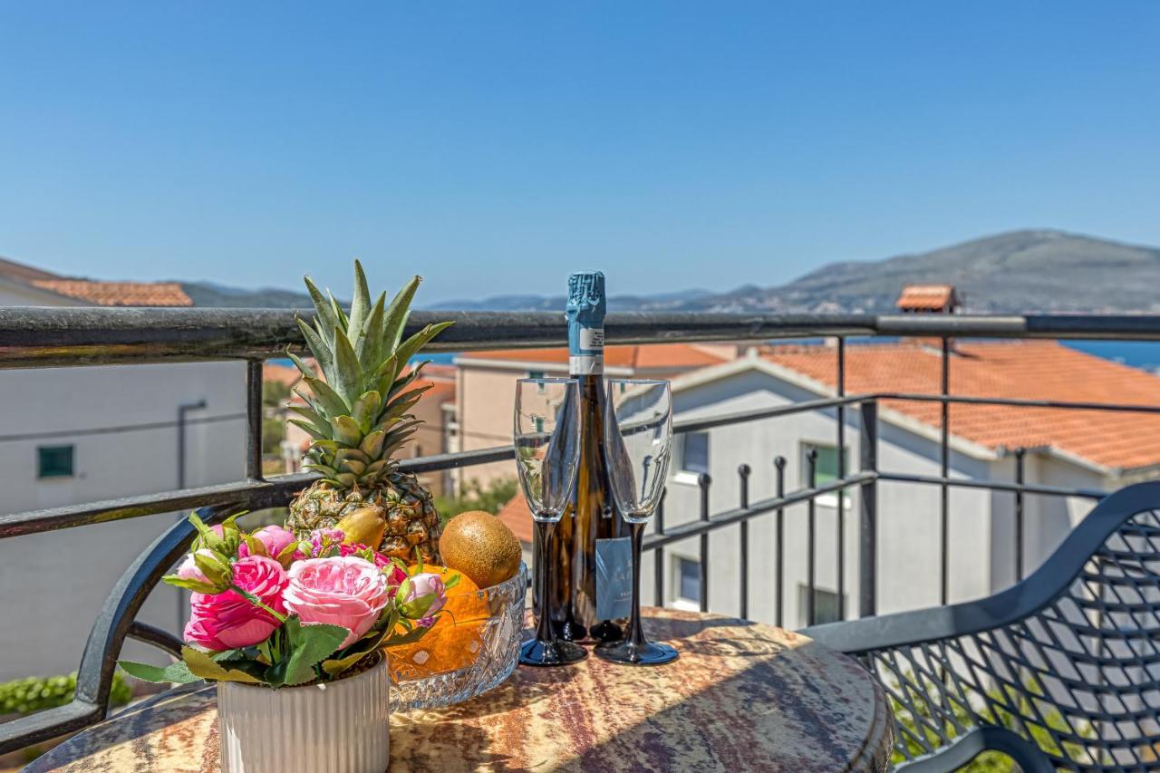 Island Resort Mihaela - Happy Rentals Trogir Dış mekan fotoğraf